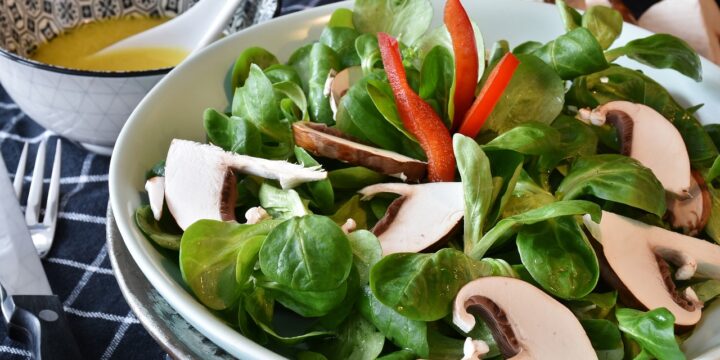 lamb's lettuce, rock, mushrooms brown mushrooms