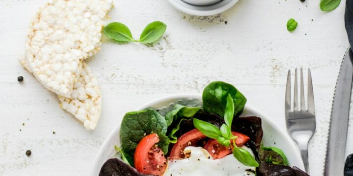 flat-lay photography of lettuce with fried egg and flatbread