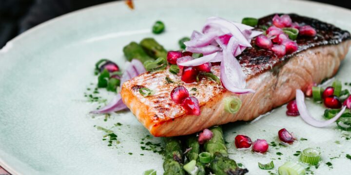 fish with onions and asparagus