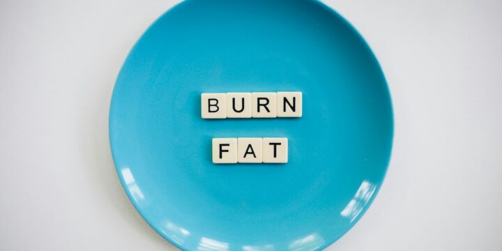 a blue plate with the words burn fat spelled on it